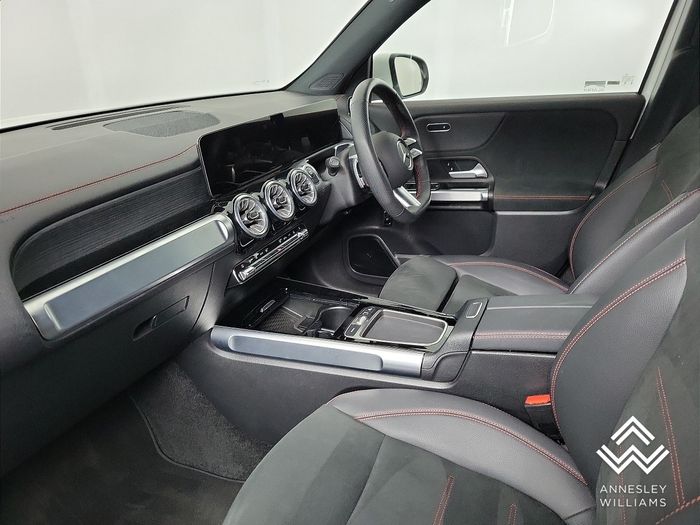 Mercedes-Benz EQB 2025