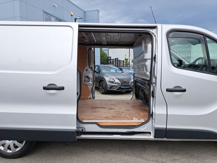 Nissan NV300 2020