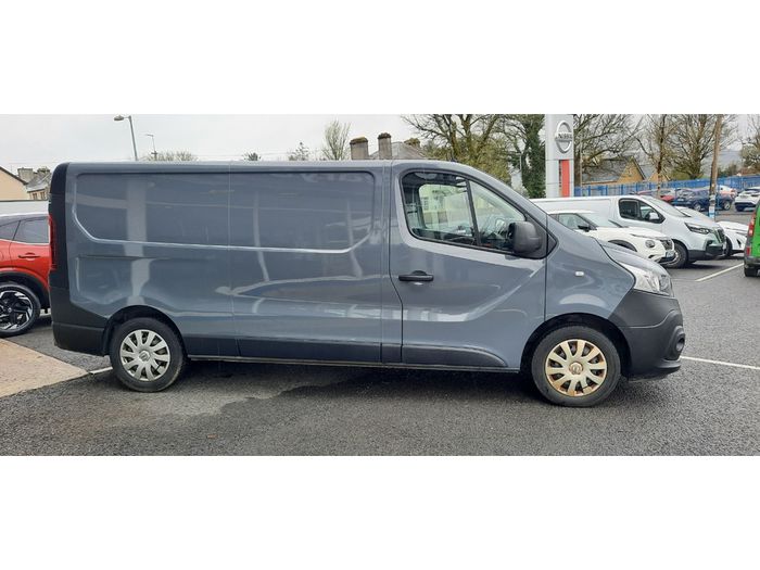 Nissan NV300 2021