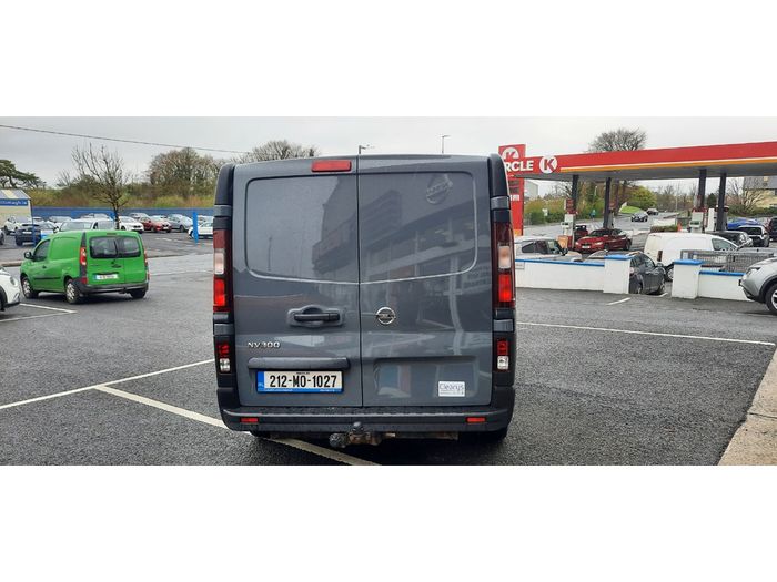 Nissan NV300 2021