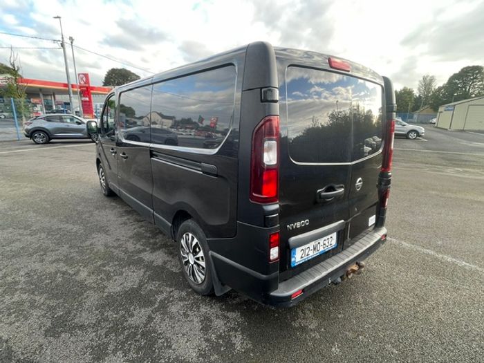 Nissan NV300 2021