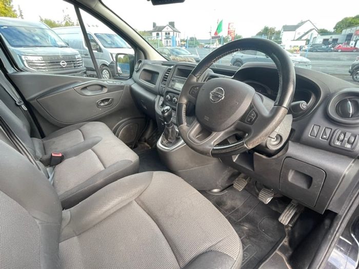 Nissan NV300 2021
