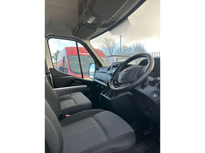 Nissan Interstar 2024