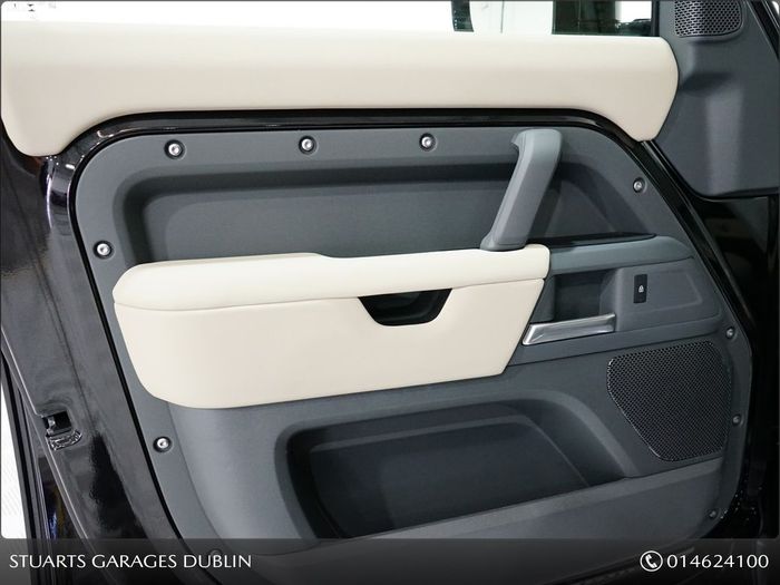 Land Rover Defender 2023