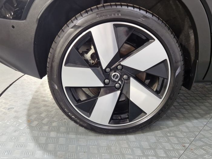 Volvo EX40 2025