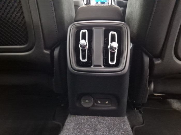 Volvo EX40 2025