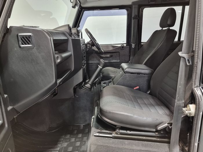 Land Rover Defender 2011