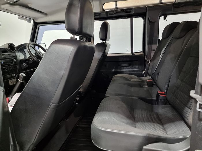 Land Rover Defender 2011