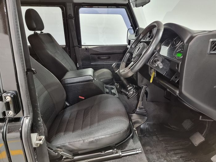 Land Rover Defender 2011