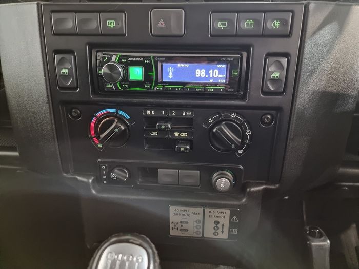 Land Rover Defender 2011