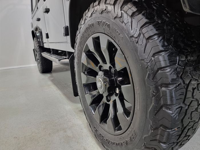 Land Rover Defender 2011