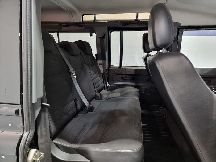 Land Rover Defender 2011