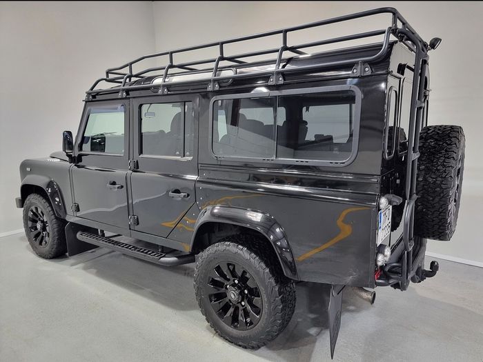 Land Rover Defender 2011