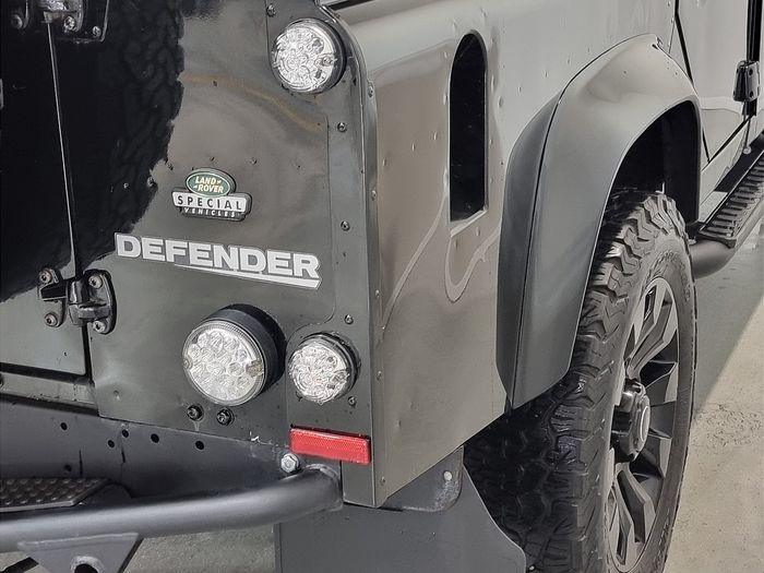 Land Rover Defender 2011