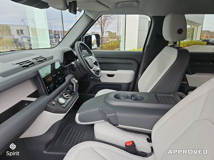 Land Rover Defender 2025