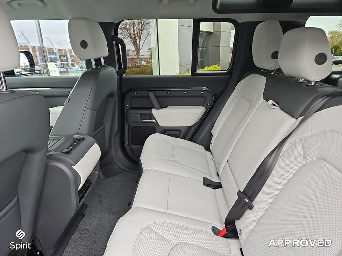 Land Rover Defender 2025
