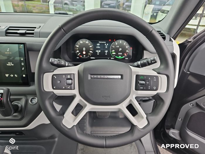 Land Rover Defender 2025