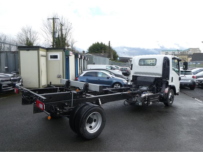 Isuzu NPR 2026