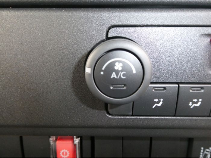 Isuzu NPR 2026