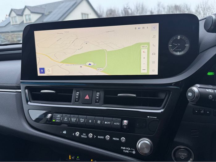 Lexus ES 300h 2023