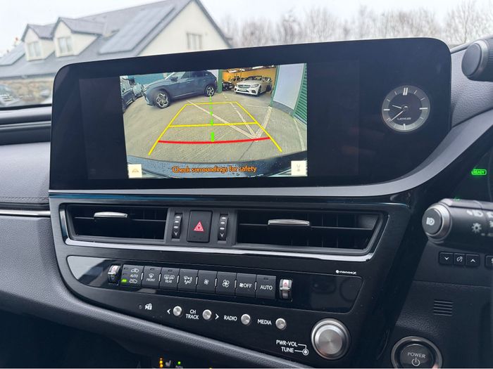 Lexus ES 300h 2023