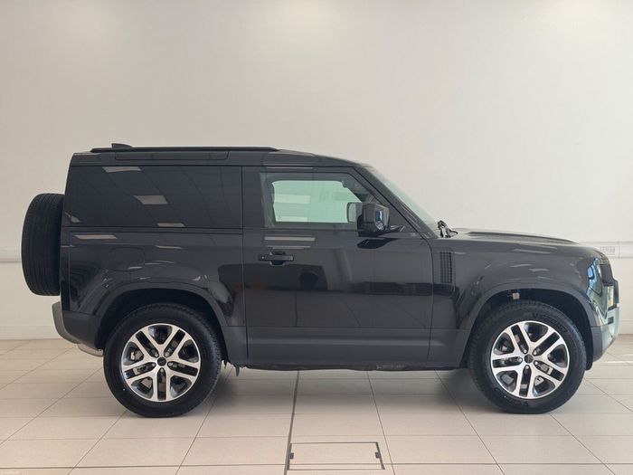 Land Rover Defender 2026