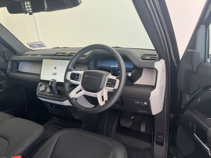 Land Rover Defender 2026