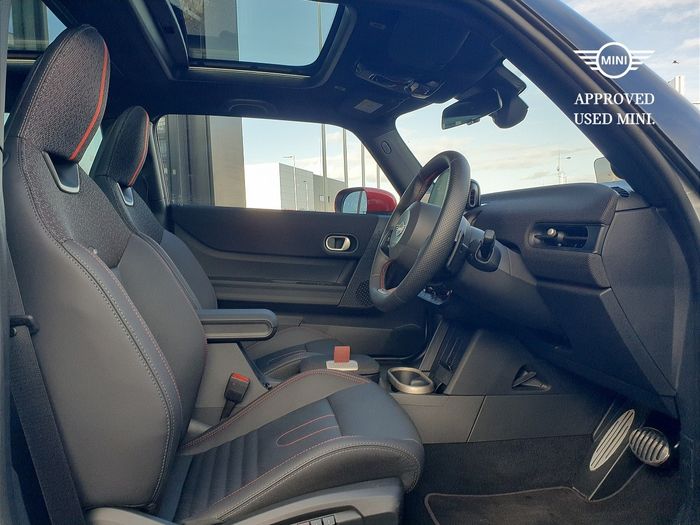 MINI HATCH 2026