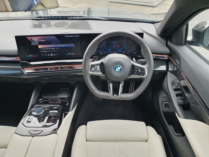BMW i5 2025
