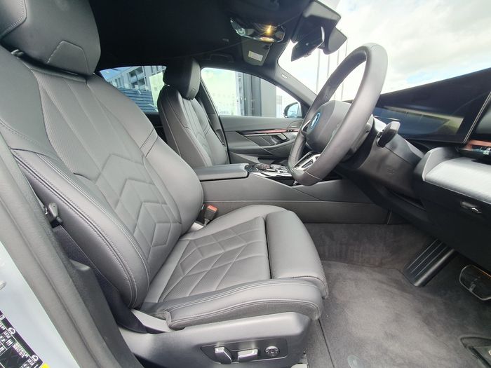 BMW i5 2025