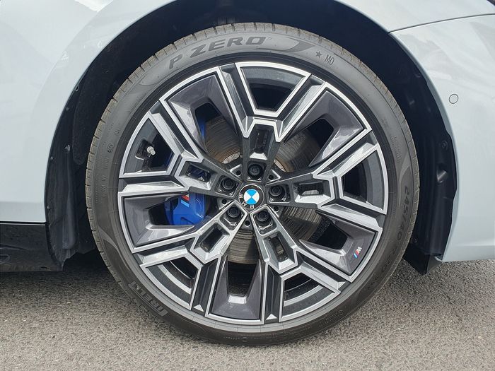BMW i5 2025