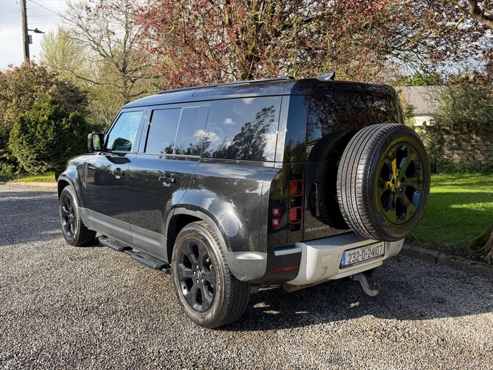Land Rover Defender 2023