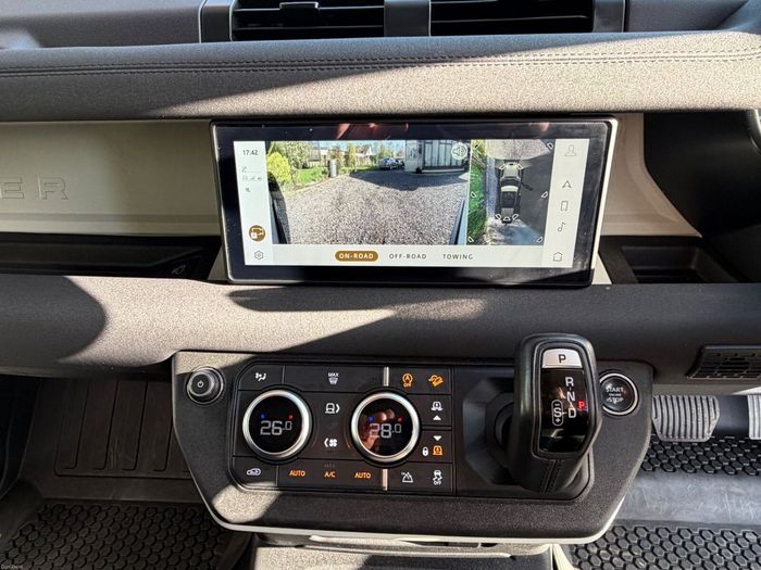 Land Rover Defender 2023
