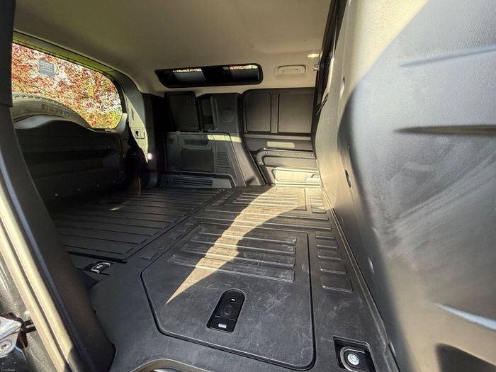 Land Rover Defender 2023
