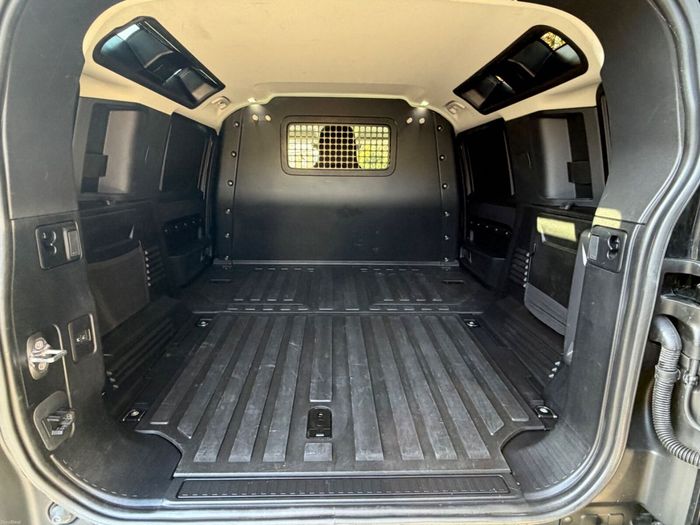 Land Rover Defender 2023