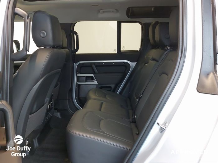 Land Rover Defender 2024