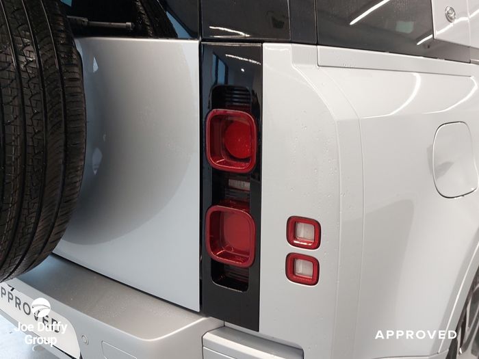 Land Rover Defender 2024