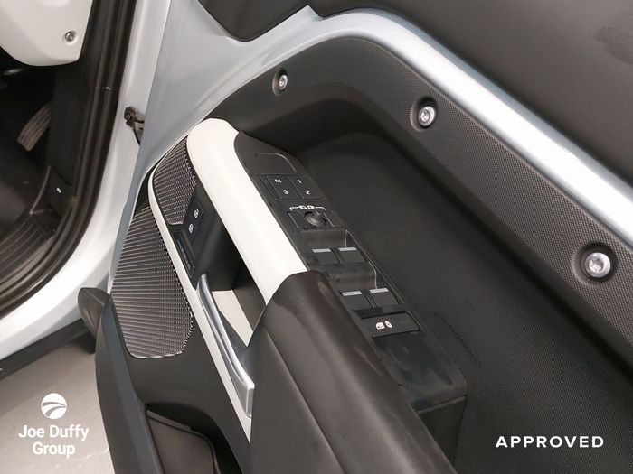 Land Rover Defender 2024