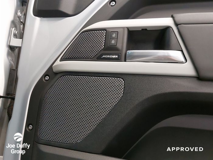 Land Rover Defender 2024