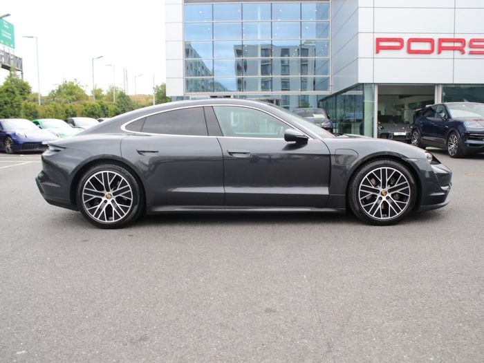 Porsche Taycan 2022
