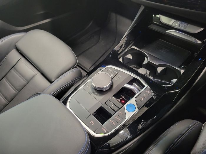 BMW iX3 2024