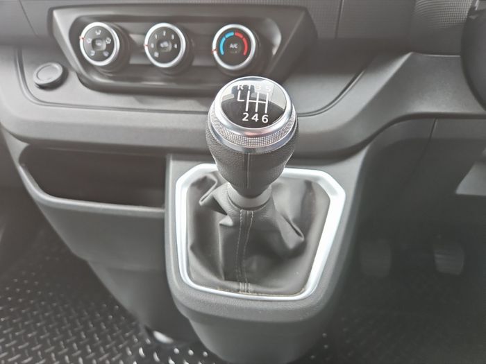 Nissan Primastar 2024