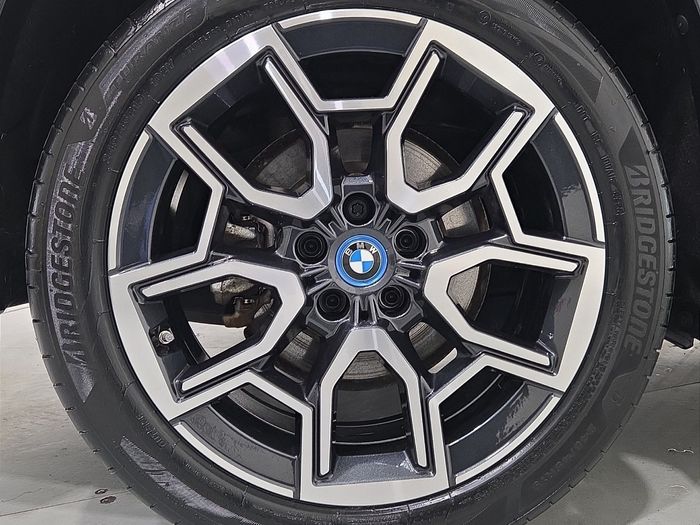BMW iX1 2025