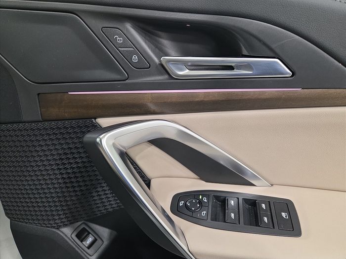 BMW iX1 2025