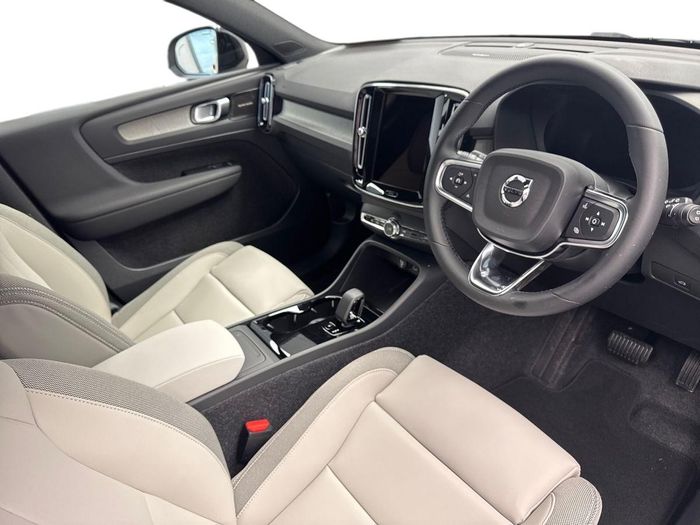 Volvo EX40 2026