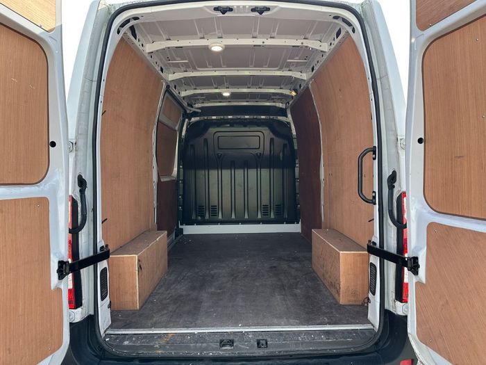 Nissan NV400 2021