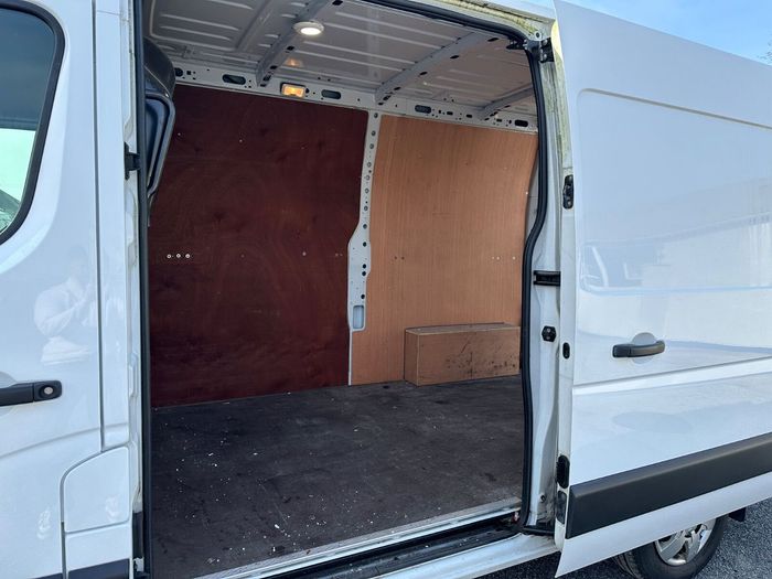 Nissan NV400 2021
