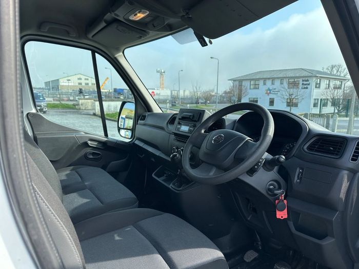 Nissan NV400 2021