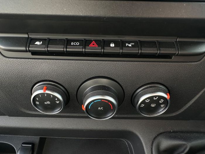 Nissan NV400 2021
