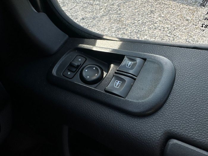 Nissan NV400 2021